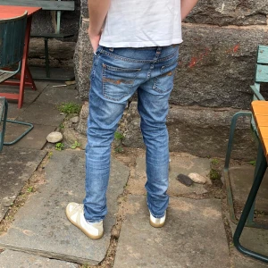Nudie jeans grim Tim  - Snygga nudie jeans med nice fade. Modellen är grim Tim och storleken är 29/32. Modellen är 178 cm och 60 kg. Köpta här på plick men dessvärre för små för mig. Bara att skriva om ni har frågor!