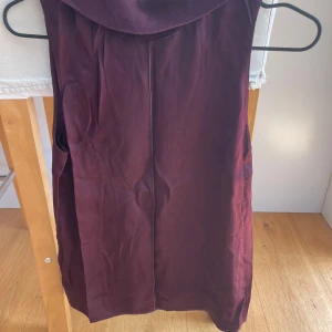 Vinröd polotopp - Vinröd topp med polokrage 