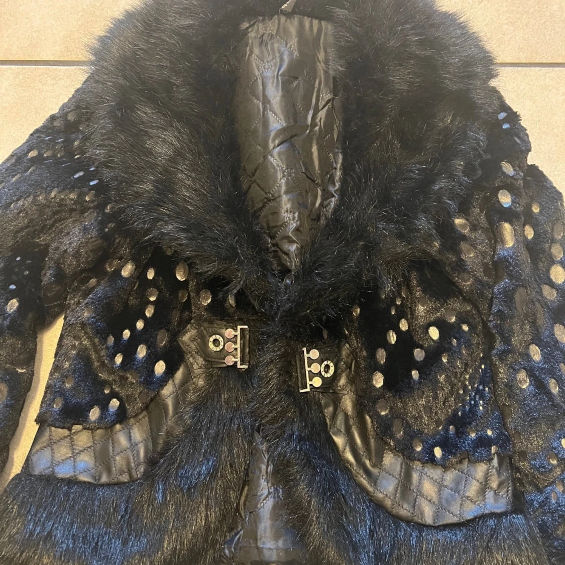 Svart pälsjacka med prickigt mönster - 1