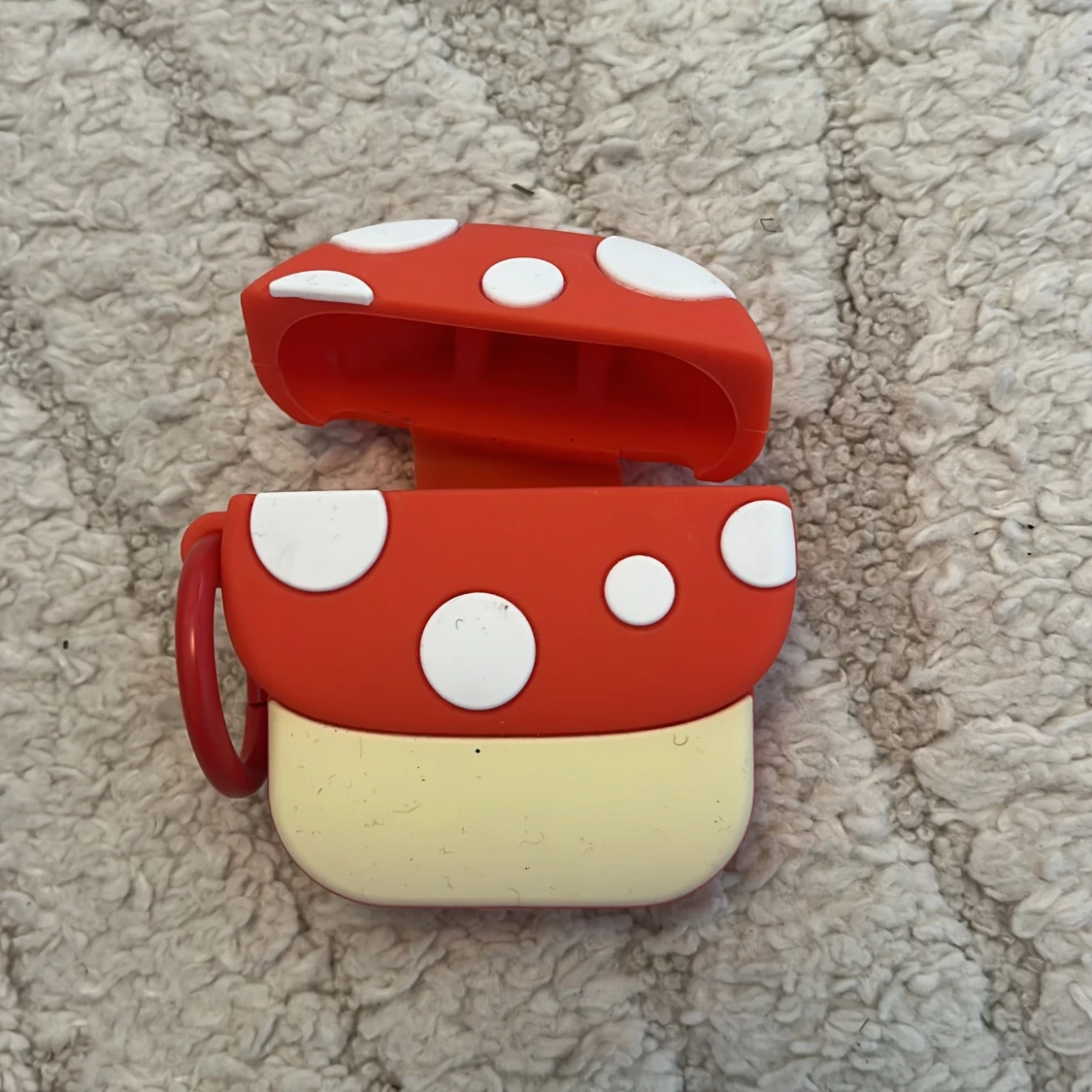 Svampliknande röd AirPods skal med prickar