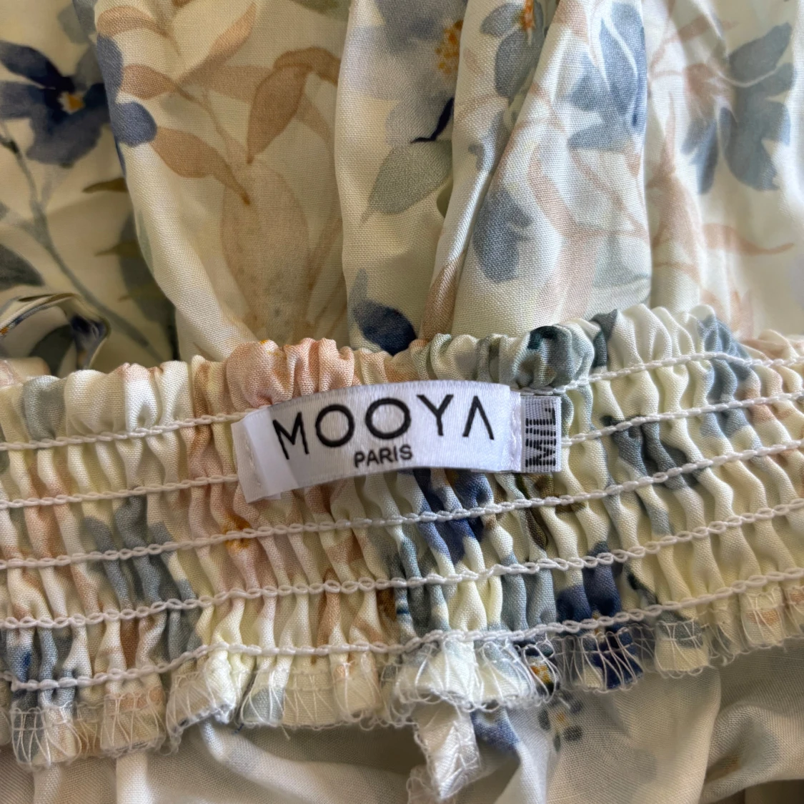 Blommig långklänning med öppen rygg - 4