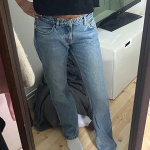 Blå raka jeans från Weekday Arrow - Lågmidjade jeans med raka ben från Weekday i strl 27/32. Bild 3: Insydda i midjan var de när jag köpte dem här på Plick, Sitter bra oavsett insyningen och tråden känns inte. 💓