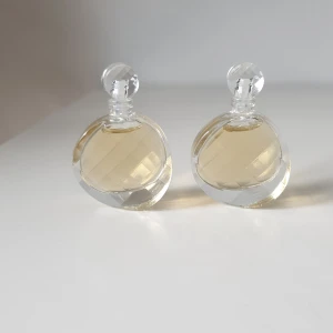 Elizabeth Arden parfymflaskor - Säljer två eleganta parfymflaskor med slipad yta och rund kristallkork från Elizabeth Arden, doften UNTOLD. Flaskorna är genomskinliga och fyllda med ljusgul parfym. Perfekt som present eller till din samling! Elizabeth Arden 5ml ×2st.