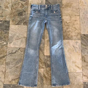 Super snygga bootcut jeans från HM🙌🏻🙌🏻 - Så snygga lågmidjade bootcut jeans från H&M utan fickor där bak. Passar till alla möjliga tröjor!! Justerbara i midjan och storlek 158 (12-13 år). Inga defekter ❣️❣️