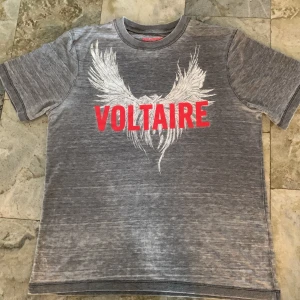 Så fin t-shirt från Zadig&Voltaire!❣️🌟 - Jättecool Zadig&Voltaire t-shirt med tryck som tyvärr inte längre kommer till min användning. Passar perfekt till ett par jeans eller liknande❣️.  Den ända defekten på tröjan är 3 väldigt små hål som visas på bild nmr 3.🌟❣️