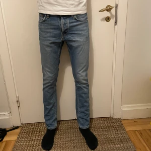 Nudie Jeans - Säljer dessa nudie jeans i storlek W29 L30 i en ljusblå färg. De har små tecken på användning vid fickorna där fram och längst ner på sidan av jeansen. Jag säljer dessa för 299kr inklusive fri frakt. Nypris ligger på runt 1600kr. Hör av er vid frågor eller funderingar.