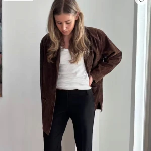 Svarta bootcut kostymbyxor - Säljer mina helt nya low waist kostymbyxor från bik bok. Använt 2 gånger. Jag är 160 cm dom är nästan lite för långa för mig men tycker dom sitter väldigt bra dom är i storlek 34. Pris kan diskuteras vid snabb affär