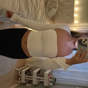 Tröja från Gina tricot - Vit tröja från Gina som inte kommer till användning, super bra plagg att antingen klä ner eller klä upp🩷