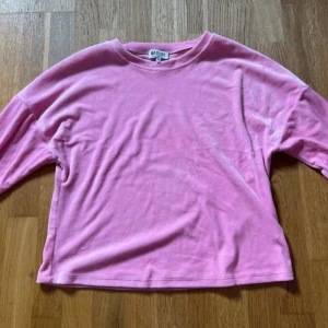 Rosa långärmad tröja från Madlady - Säljer nu denna långärmade tröjan från madlady då den inte kommer till användning!🩷Använd ett fåtal gånger så den är i fint skick!🩷Vid frågor eller önskan om fler bilder så är de bara att höra av sig!🩷 