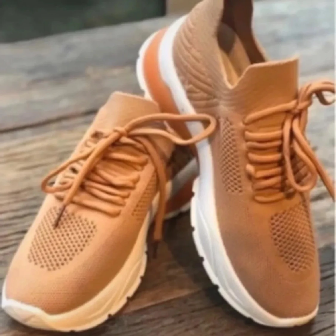 Beige stickade sneakers med vit sula