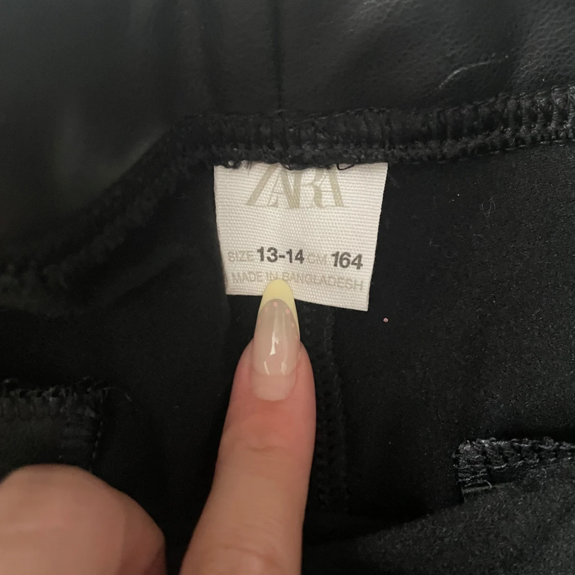 Svarta bootcut byxor från Zara - 2