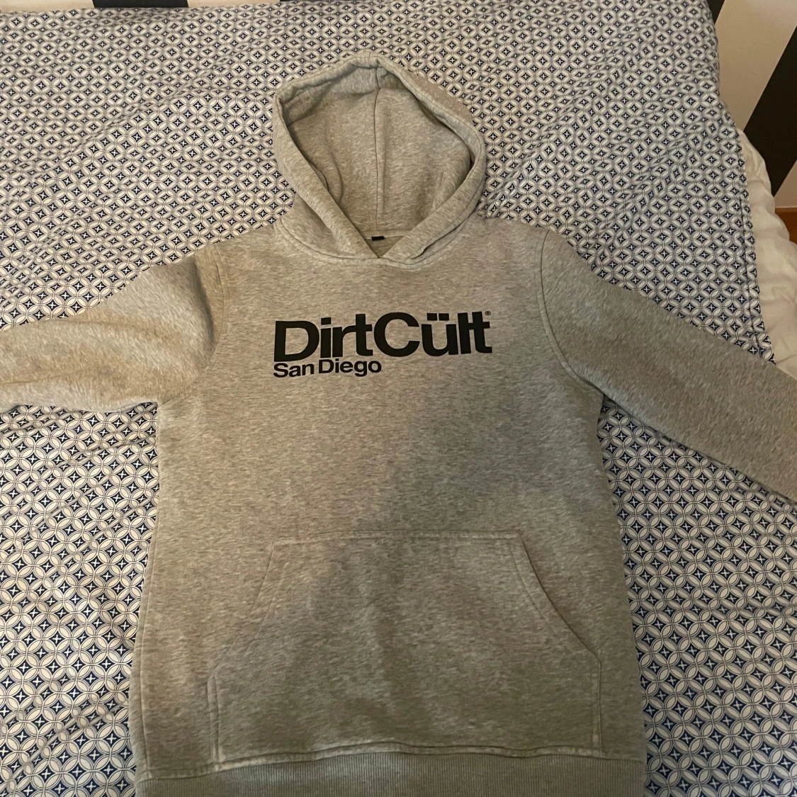 Grå hoodie Dirt Cult San Diego, storlek xs