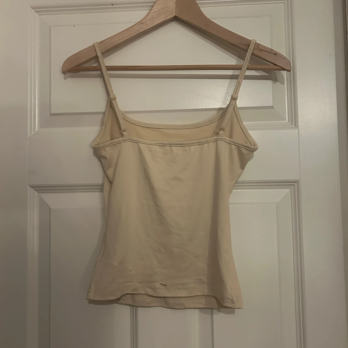 Beige linnetopp med smala axelband - 1