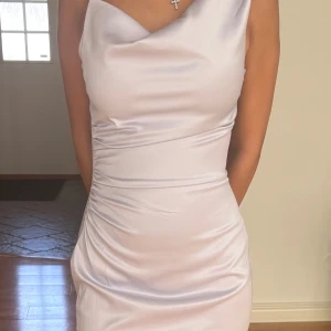 Ljuslila långklänning i satin från Adoore - Supersnygg ljuslila långklänning från Adoore i glansigt satinmaterial. Endast använd en gång men finns inga tecken på användning, Storlek 32🩷