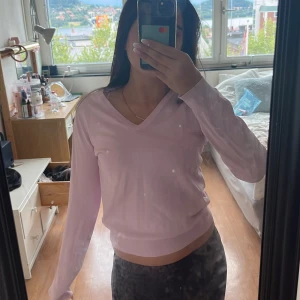 Ljusrosa v-ringad tröja Race Marine - Säljer en ljusrosa v-ringad tröja från Race Marine i storlek 36. Tröjan har lång ärm och är tillverkad i mjukt bomullsmaterial. Perfekt för dig som gillar enkel och clean stil med en feminin touch. Passar dig som vill ha en basic tröja med snygg passform.