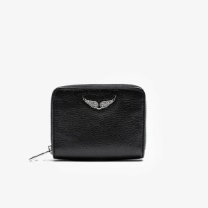 Zadig plånbok  - Snygg svart plånbok från Zadig & Voltaire. Säljer då den inte kommer till användning. Väldigt bra skick💕 nypris 1150kr
