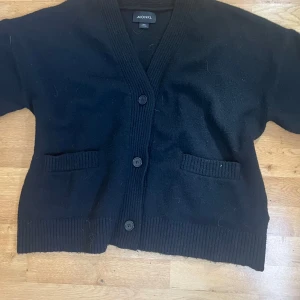 Svart kofta från Monki med knappar - Jättefin kofta från Monki, perfekt till hösten och vintern när det börjar bli lite kyligare💕