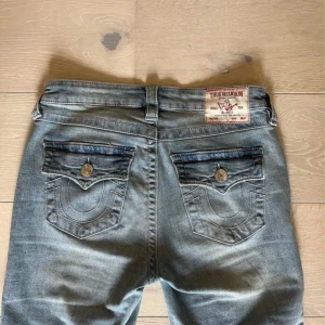 superfina true religion byxor! - köpta dessa på vinted men dom passade inte så jag har aldrig använt dom💗 Storlek 27 och inga skador eller liknande på jeansen. pris går att diskreta 