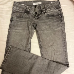 lågmidjade pepe jeans - säljer mina superfina lågmidjade pepe jeans som är k straight passform, endast använd fåtal gånger