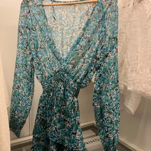 Zara klänning  - Säljer denna så fina klänning ifrån Zara som aldrig vart använd 