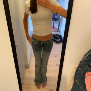 Vit T-shirt från H&M - Säljer en vit t-shirt från H&M i storlek S, men den passar dock för mig som brukar ha xs. Den är i bra skick bara använd ett fåtal gånger. Kontakta mig innan du köper, tryck inte på köp nu💕