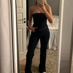 Jeansdress från Mango - Säljer denna virala helt slutsålda jeansdressen från mango som är i helt nytt skick! Helt nytt skick, köpte den för ca 700kr därav priset.🩷