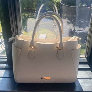 Beige handväska från Anna Field - Väska från Anna field i väldigt bra skick. Kontakta om ni vill ha mått eller undrar något. Pris kan diskuteras.