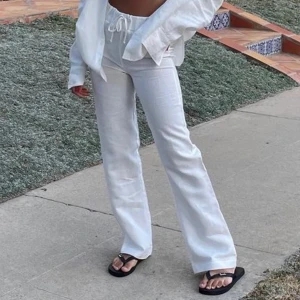 Vita linnebyxor med snörning - Alice stenlöf, Adsgn linnebyxor, storlek s, de har en liten  diskret fläck på låret som syns på sista bilden❤️Snygga vita linnebyxor med avslappnad passform och snörning i midjan. Byxorna har hög midja och raka, lite vidare ben som ger en chill vibe. Perfekta för varma dagar och enkla att matcha med en crop top eller skjorta. Materialet är linne som känns svalt och luftigt.