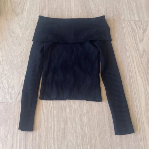 Svart offshoulder ribbad topp H&M XS - Svart ribbad offshoulder topp från H&M i storlek XS. 