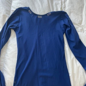 Konståkningströja  - Konståkningströja från passionice. Mycket fint skick förutom att den saknar 3 diamanter och ett A på loggan. 