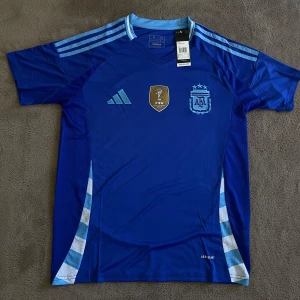 Mörkblå 2024/2025 Argentina bortaställ - Säljer en helt ny Argentina tröja 2024/2025 bortaställ. Storlek M. Tags tillkommer 🏷️ Vid fler frågor eller funderingar skicka ett pm, Mvh