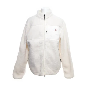 Vit teddyjacka från Dickies - Säljer en vit teddyjacka från Dickies med hög krage och hel dragkedja framtill. Jackan har en bröstficka med Dickies-logga och två sidofickor med dragkedja. Mjuk fleece-känsla och långärmad modell, perfekt för kalla dagar. Passar både tjej & kille! 💗