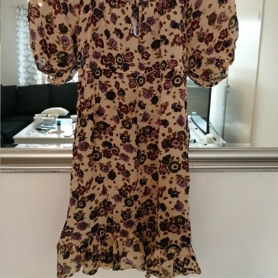 Blommig kortklänning med volang - 1