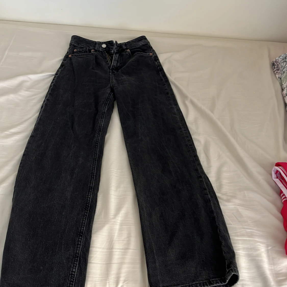 Svarta wide jeans från H&M, strl 34