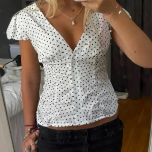 Prickig blus - Säljer denna helt oanvända blusen. Söt, passar till allt! Köpt på plick för 350! 💕öppen för prisförslag