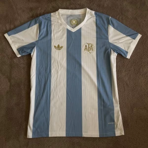 Argentina retro fotbollströja - Säljer en retro Argentina fotbollströja i storlek M. Den är helt ny och oanvänd. Vid fler frågor eller funderingar skicka ett pm, Mvh