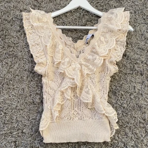 Beige volangtopp - Superfin beige blus från zara med volanger💞