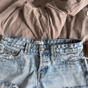 Pull and bear shorts - Super snygga jeans shorts från pull and bear! Dom är i 38 men skulle säga mer 36/38! Midjemått: 38🌸