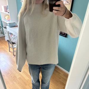 Beige stickad tröja från H&M - Halvpolo från hm! Strl M