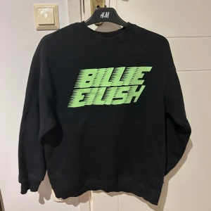 Billie Eilish tröja - Supersnygg billie eilish tröja! Köpt för några år sedan men aldrig använd och inga defekter alls. 