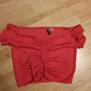 Röd croppad topp  - Aldrig använd. Den har justerbara snören fram. Storlek L. Men jag tycker den passar även om man har mindre i stl. ❤