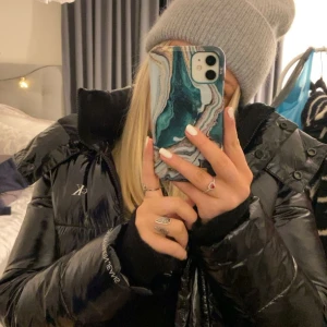 Svart pufferjacka från Calvin Klein - Säljer en svart, glansig pufferjacka från Calvin Klein med hög krage och diskret CK-logga på bröstet. Jackan har dragkedja framtill och långa ärmar, perfekt för kalla dagar. Snygg, modern look som håller dig varm och stilren.🩵 Storlek M men sitter som S!! väldigt bra skick🩵