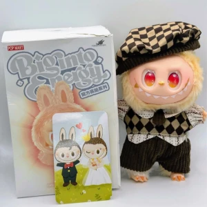 Lafufu Happiness med tuff outfit! - Tuffa Lafufun Happiness Big Into Energy med en jättesnygg outfit! Det är en liten skjorta med krage, ett par bruna byxor, en liten slips och en matchande brunrutig basker! Kläderna är som nya i jättefint skick! Happiness har dock ojämn guldfärg på munnen och en söm på ena benet Hon har vridbart huvud, händer & fötter Hennes orginalkartong & foliepåse följer med, dom är dock redan öppnade Höjd 17cm