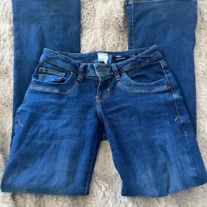 Blå bootcut jeans från ltb - Snygga blå jeans från l.t.b Molly med bootcut passform och låg midja. De är gsnska strechiga så kan passa isf 1 storlek större 🥰 skickar gärna fler bilder på hur de sitter på. Jeansen är använda några få gånger därav prisey högre, de är i nyskik och inga slitage. Nypris va runt 850.
