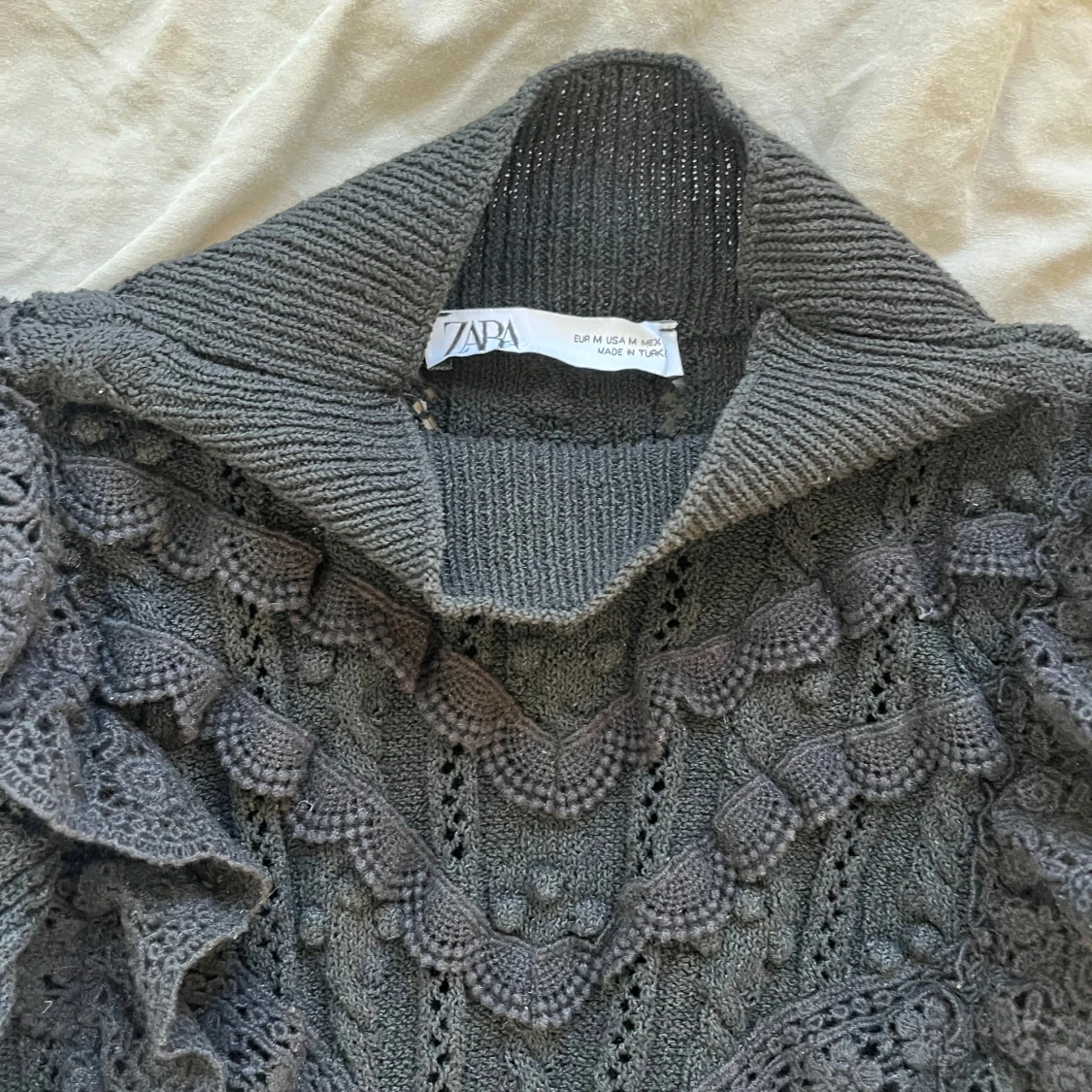 Svart stickad blus med volanger från Zara - 1