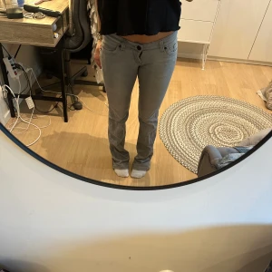 Low waist gråa Jeans - Säljer dessa fina Low waist jeans då de tyvärr är för långa för mig (l34). Midjemått finns på bilderna 💓💓🩵