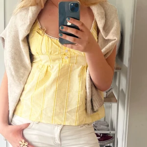 Gul söt topp 💕 - Gul topp, jättefiiiin och använd fåtal gånger