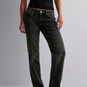 Grå/ svarta straight jeans - Säljer ett par grå/ svarta jeans från Nelly. Skulle säga att färgen är gråare än hemsidan. Har inte använt dem mycket🫶nypris var 599kr