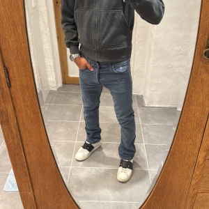 Replay jeans  - Ett par snygga byxor från Replay i storlek W29 L32 i modellen Waitom