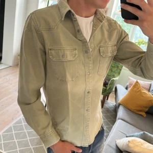 Overshirt olivgrön  - Väldigt skön och stilren med till tänkta slitningar som ger skjortan en extra touch av snygghet. Skriv vid fundering🙌